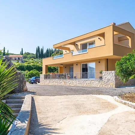 Lovely Apartment In Molunat With Wifi
