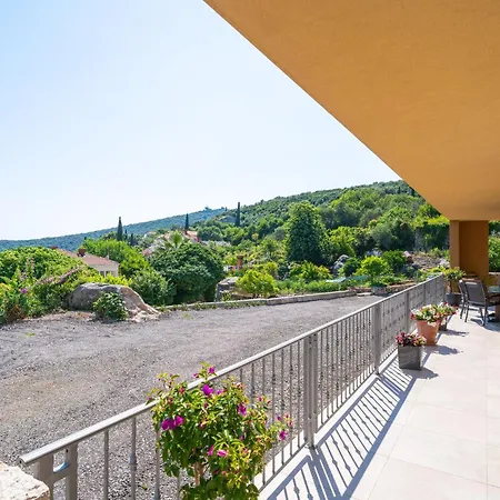 Lovely Apartment In Molunat With Wifi *